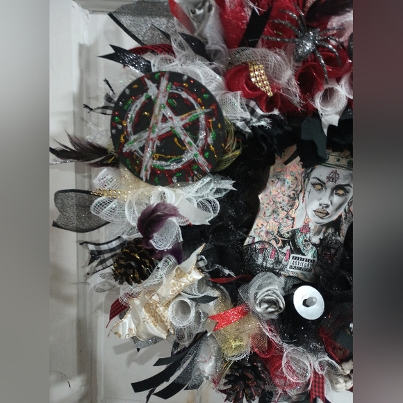 Anarchy mesh deco wreath